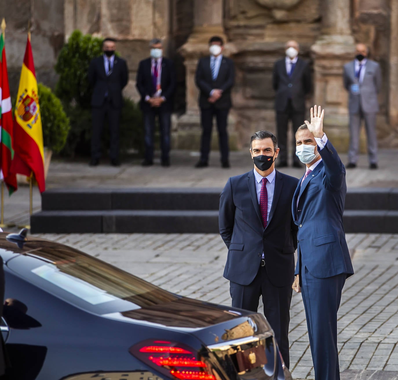 Felipe VI ha saludado a la gente que le ha dado la bienvenida, así como a cada uno de los políticos de la Conferencia de Presidentes