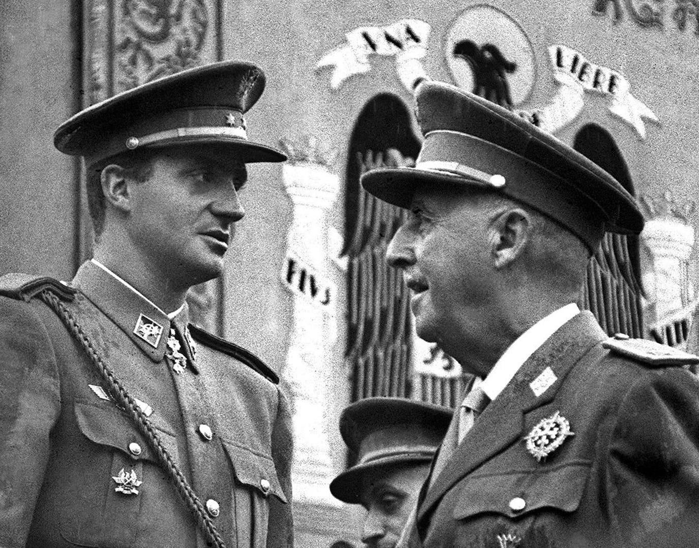 1966. El General Francisco Franco conversa junto al Principe Juan Carlos durante un desfile militar en Madrid.