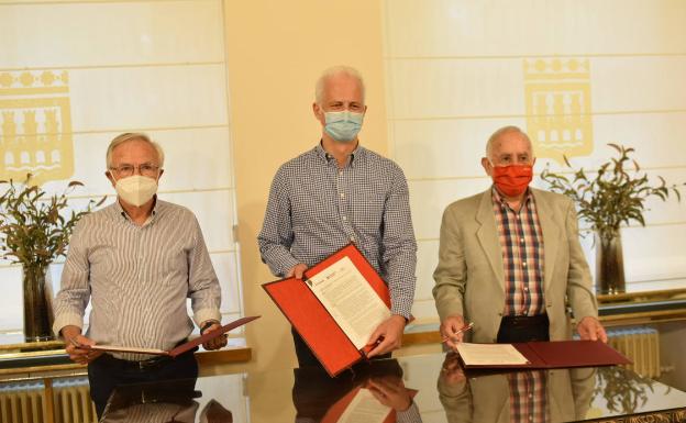 Fernando Beltrán, Pablo Hermoso de Mendoza y Fernando Reinares, tras la firma del convenio. 