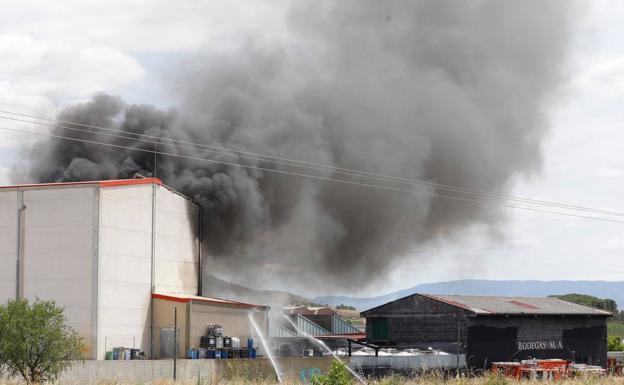 Controlado el incendio en una fábrica de barnices de Oyón