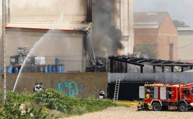 Imagen principal - Controlado el incendio en una fábrica de barnices de Oyón