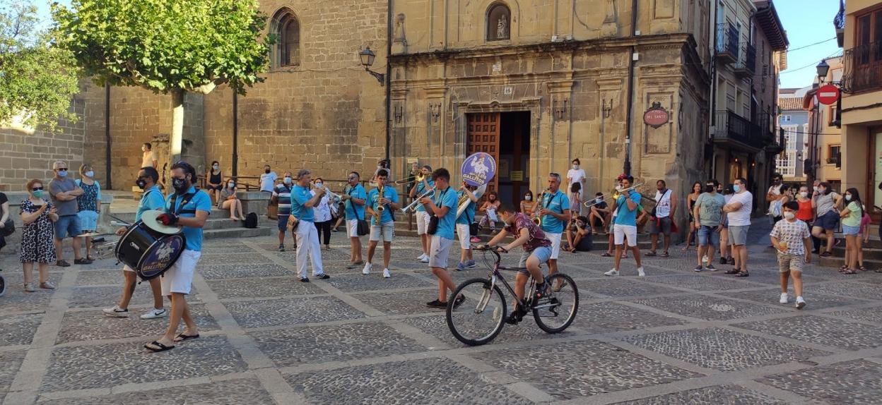 La charanga Los Gallitos, ayer en la plaza del Santo en su primera actuación después de seis meses por culpa de la pandemia. 