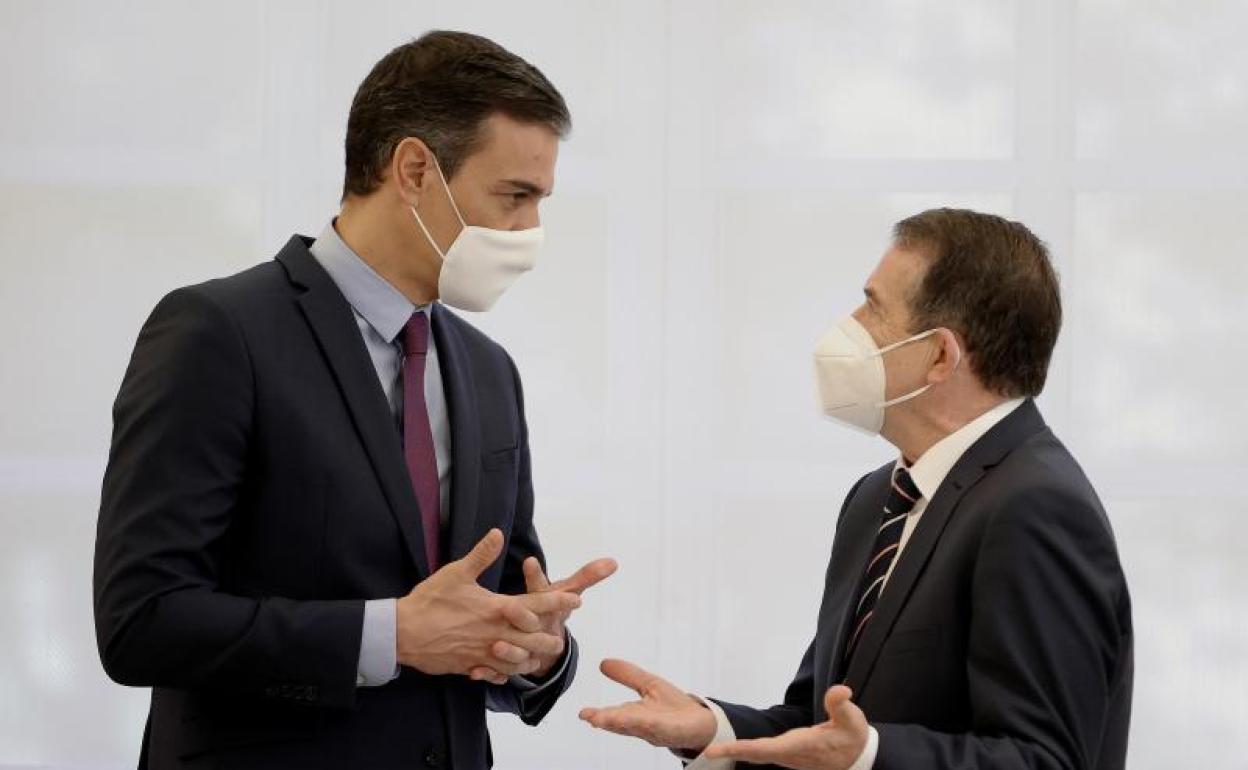 Pedro Sánchez, junto al presidente de la FEMP y alcalde de Vigo, el socialista Abel Caballero.