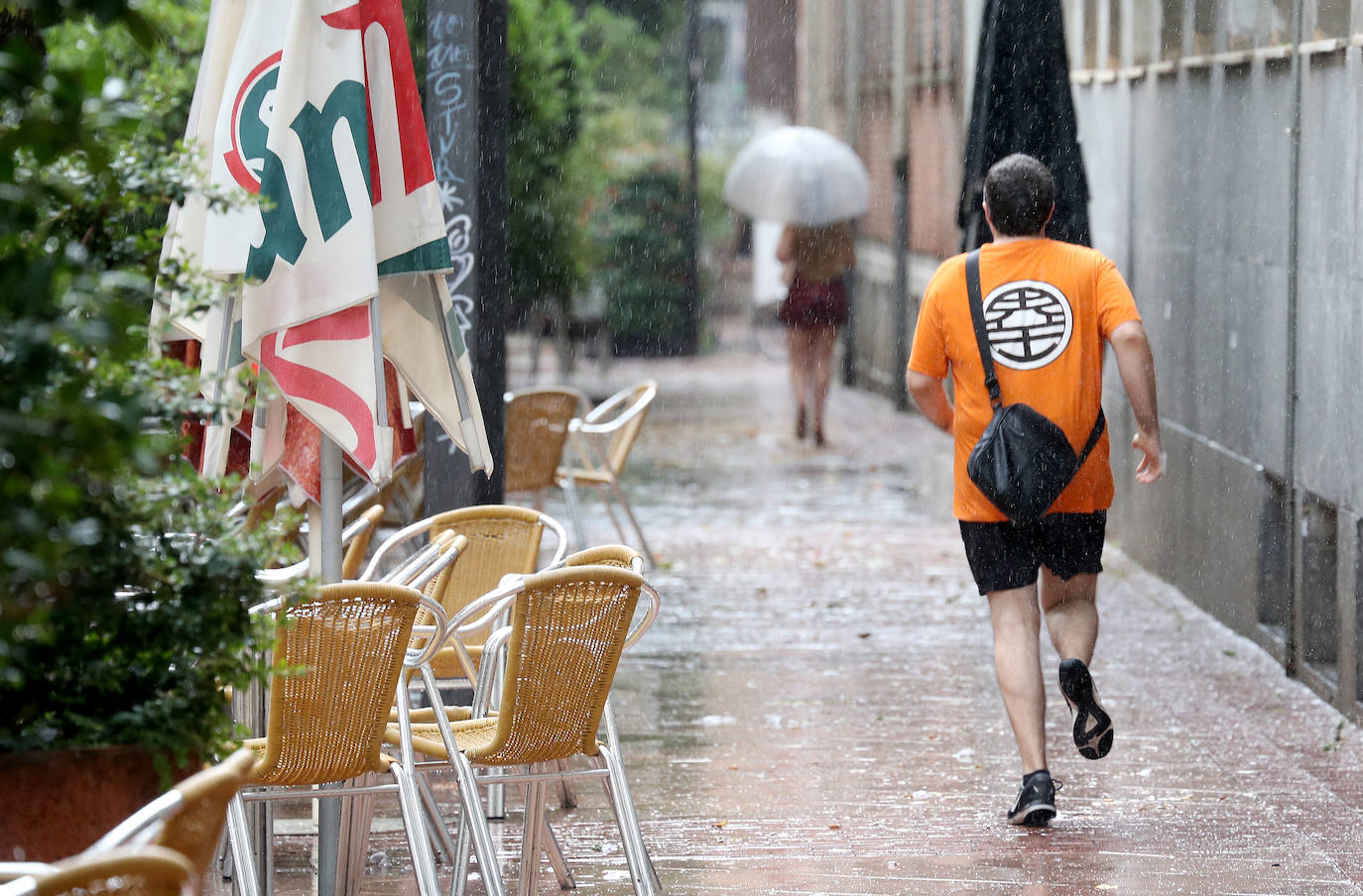 La lluvia ha caído en distintos momentos de este viernes en el que los termómetros llevaban a los ciudadanos a buscar la sombra en distintos rincones de la ciudad de Logroño