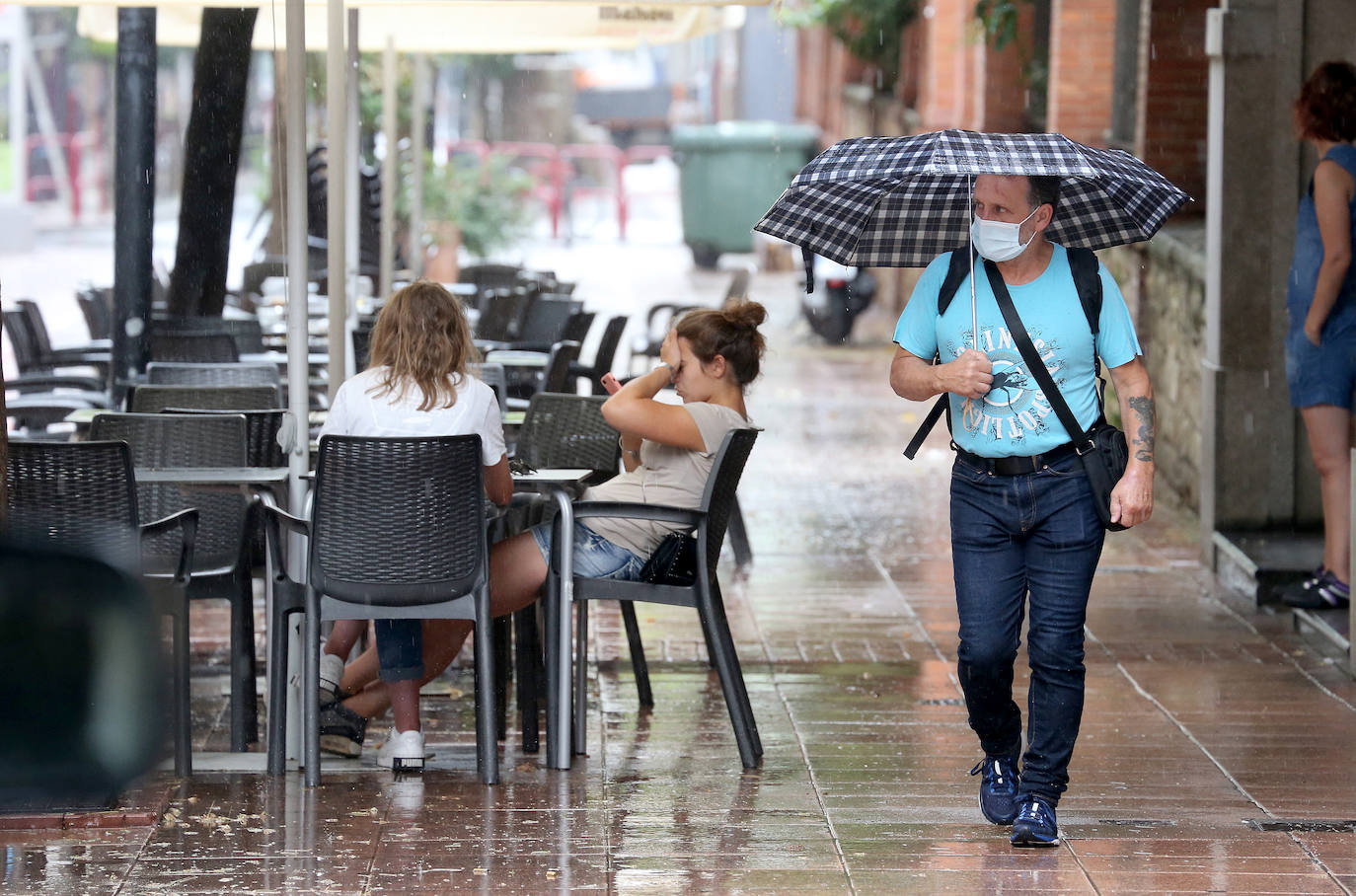 La lluvia ha caído en distintos momentos de este viernes en el que los termómetros llevaban a los ciudadanos a buscar la sombra en distintos rincones de la ciudad de Logroño