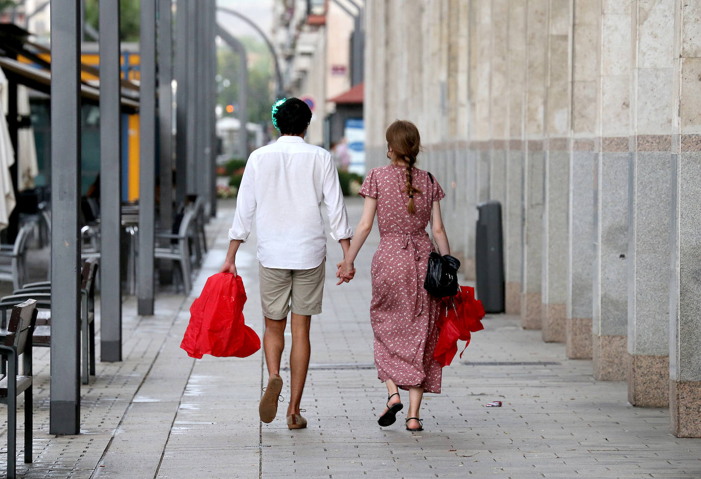 La lluvia ha caído en distintos momentos de este viernes en el que los termómetros llevaban a los ciudadanos a buscar la sombra en distintos rincones de la ciudad de Logroño