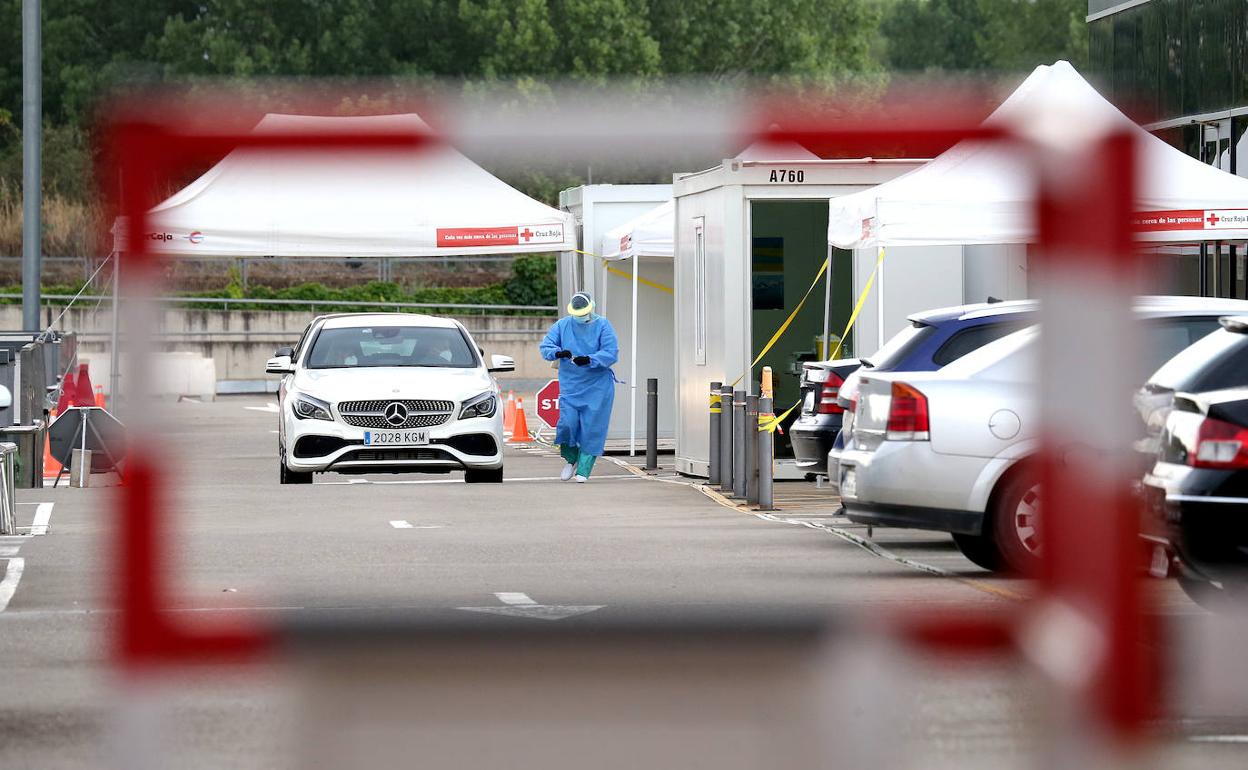 Imagen de una de las pruebas PCR, que el domingo por la tarde se estaban haciendo en la carpa del CIBIR, con varios coches esperando. 