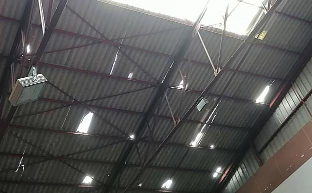 Imagen principal - Alcanadre sufre los efectos del temporal con daños en el polideportivo, alumbrado público y arbolado