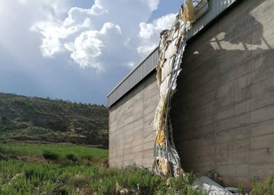 Imagen secundaria 1 - Alcanadre sufre los efectos del temporal con daños en el polideportivo, alumbrado público y arbolado
