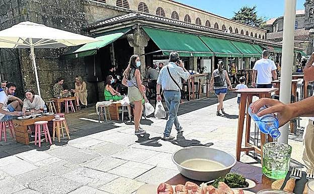 Imagen principal - Mercado de abastos, (arriba), peregrinas (en medio) y calle de Santiago de Compostela (abajo).