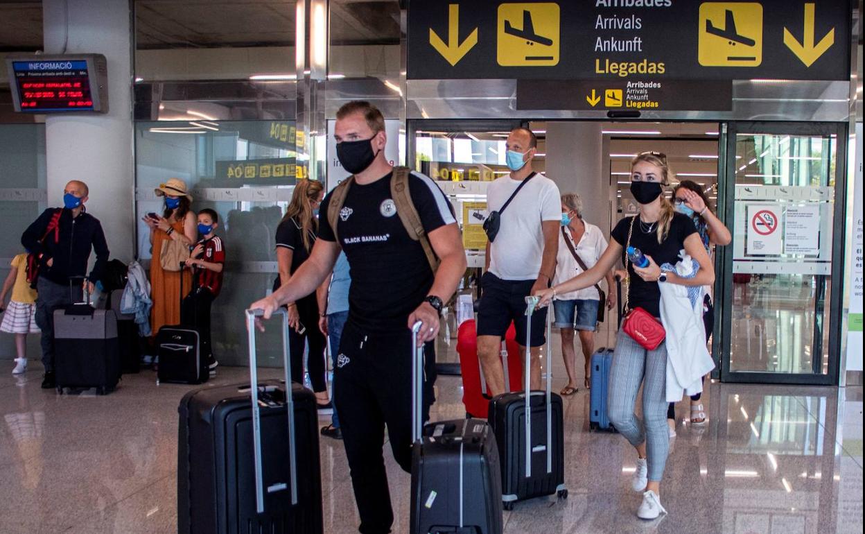 Pasajeros llegan al aeropuerto de Palma de Mallorca.