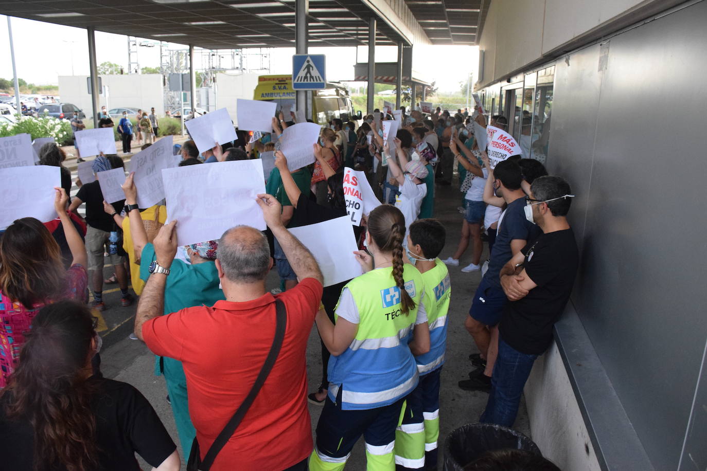Los sanitarios y trabajadores volvieron a concentrarse este lunes para expresar sus reinvindicaciones