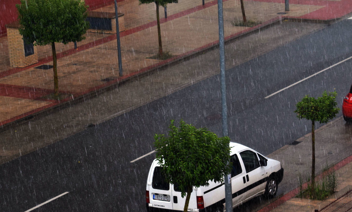 En la capital riojana, hubo lluvia y granizo