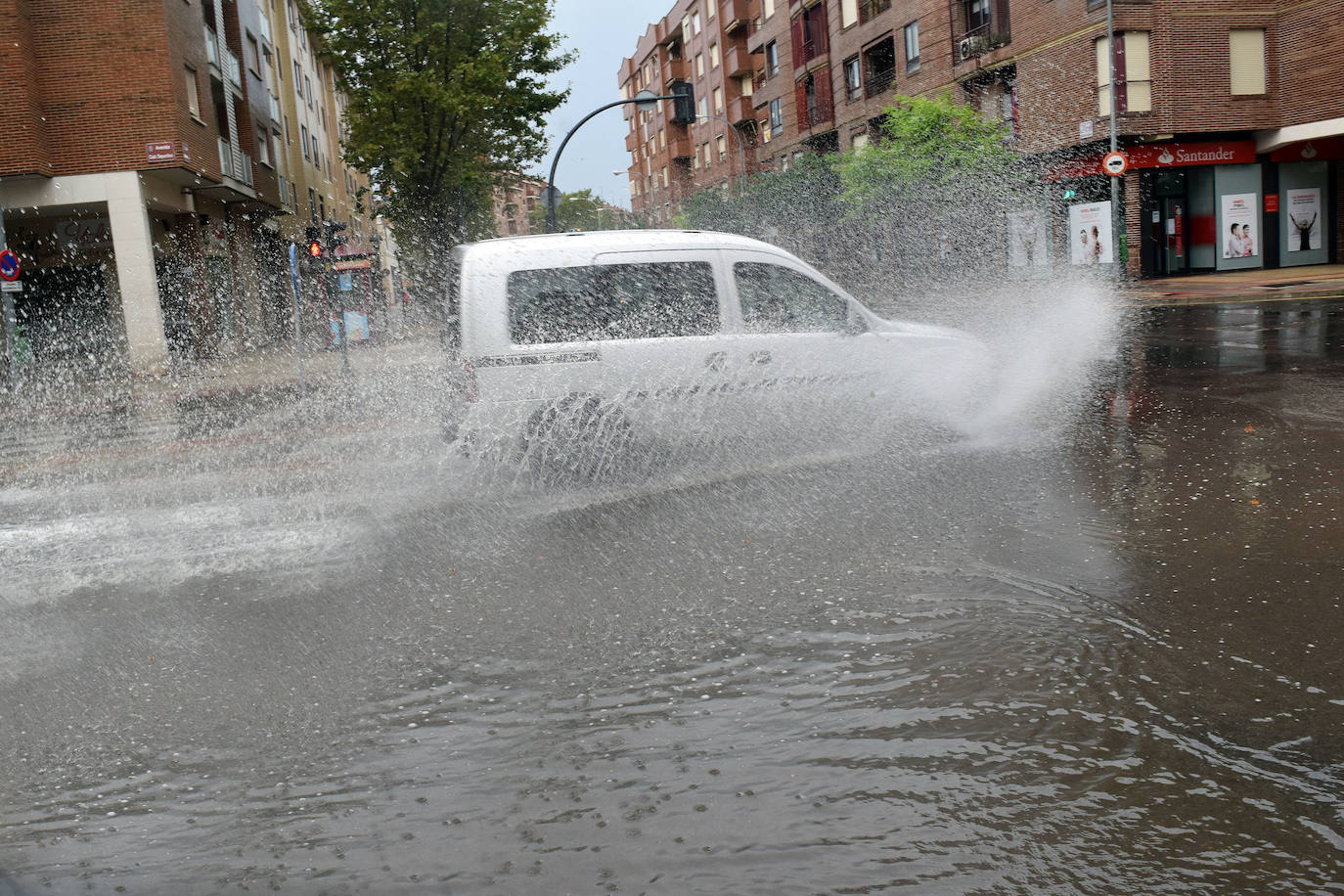 En la capital riojana, hubo lluvia y granizo