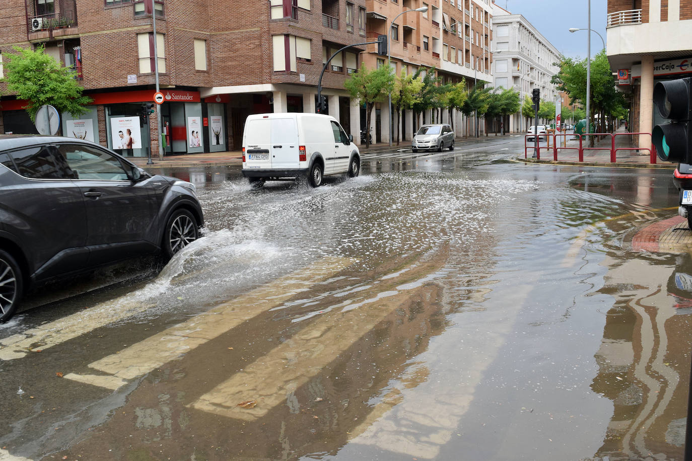 En la capital riojana, hubo lluvia y granizo