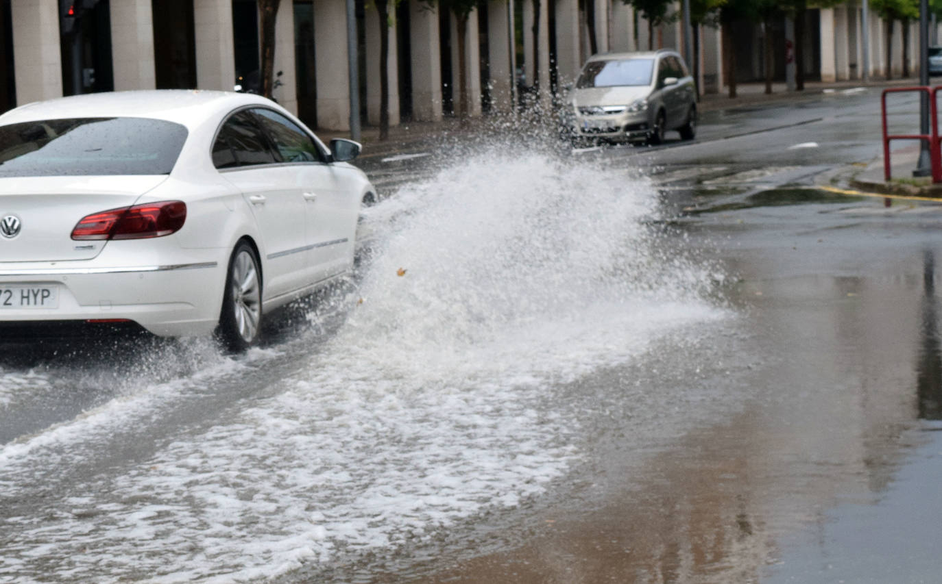 En la capital riojana, hubo lluvia y granizo