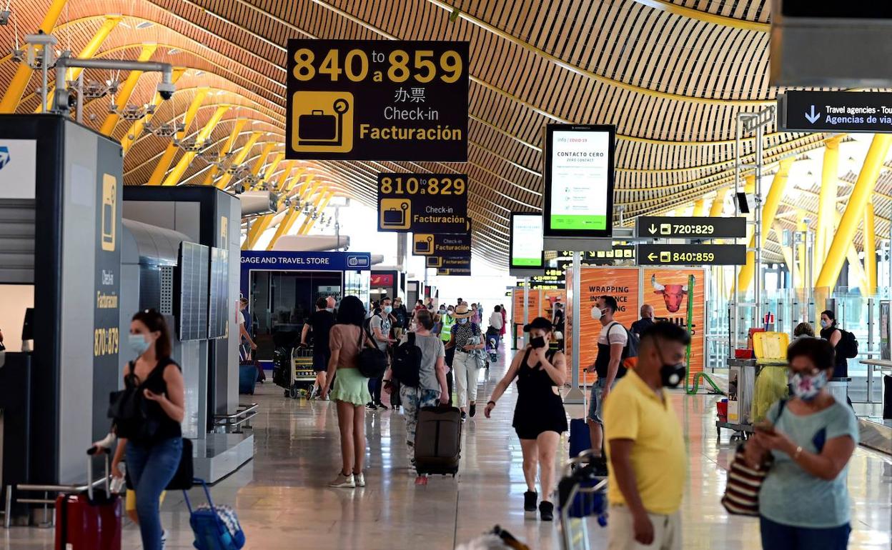 Pasajeros en el aeropuerto de Madrid Barajas.