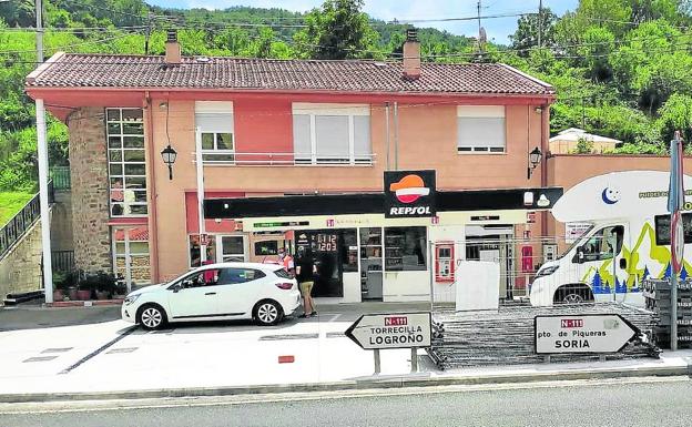 Un coche y una autocaravana paraban a repostar en la mañana de este miércoles en la reabierta gasolinera de Villanueva de Cameros. 