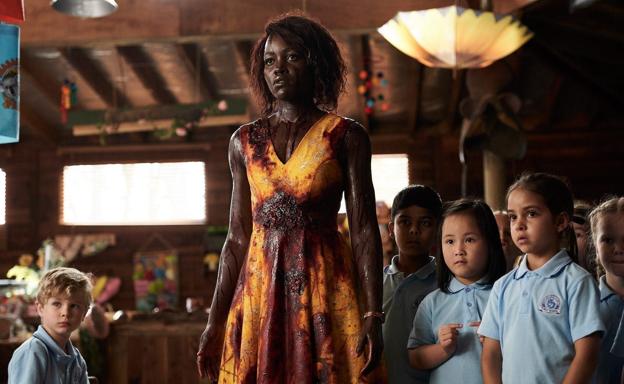 Lupita Nyong'o, ensangrentada, en 'Little Monsters'.