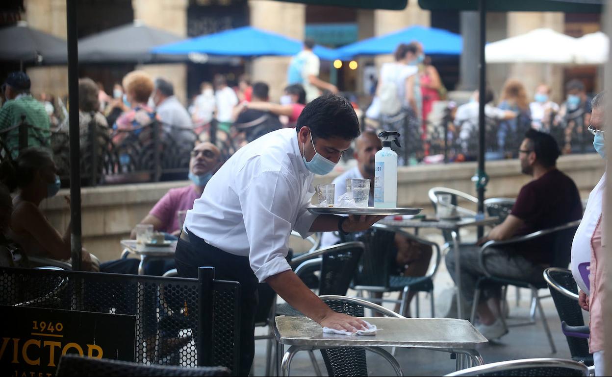 Un camarero trabajando en un bar de Bilbao.