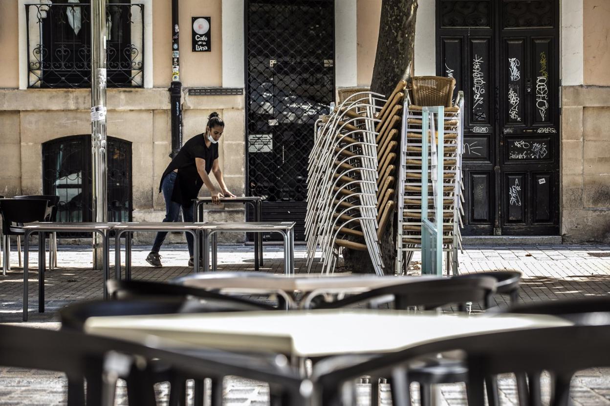 Instalación de una terraza, ayer en Logroño. 