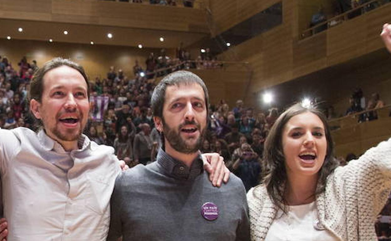 Juanma del Olmo, en el centro, entre Pablo Iglesias e Irene Montero. 