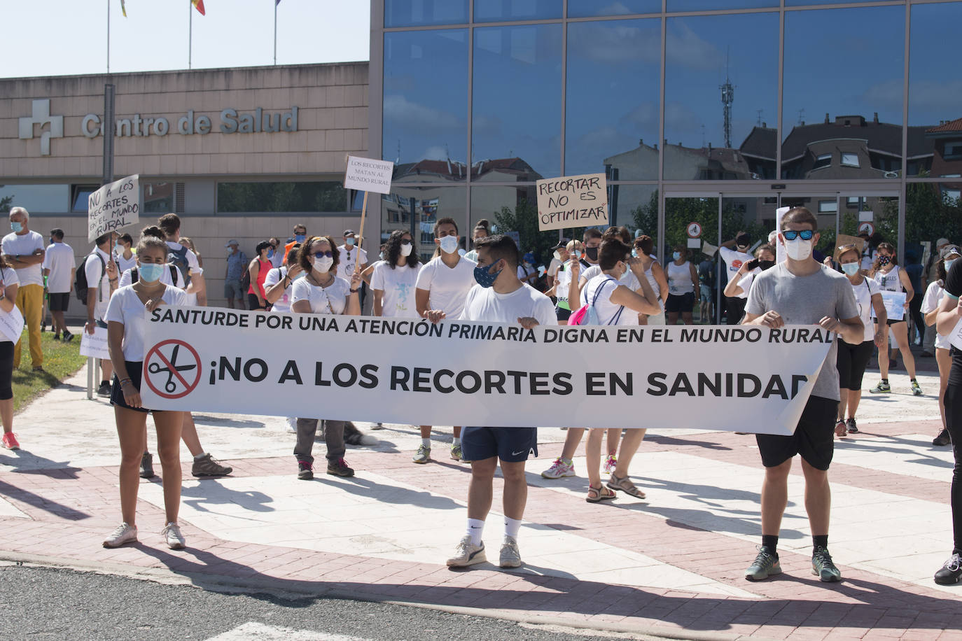 Fotos: Cerca de 300 vecinos protestan por los recortes sanitarios en Santurde, Santurdejo y Pazuengos