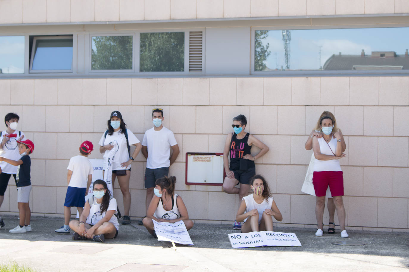 Fotos: Cerca de 300 vecinos protestan por los recortes sanitarios en Santurde, Santurdejo y Pazuengos