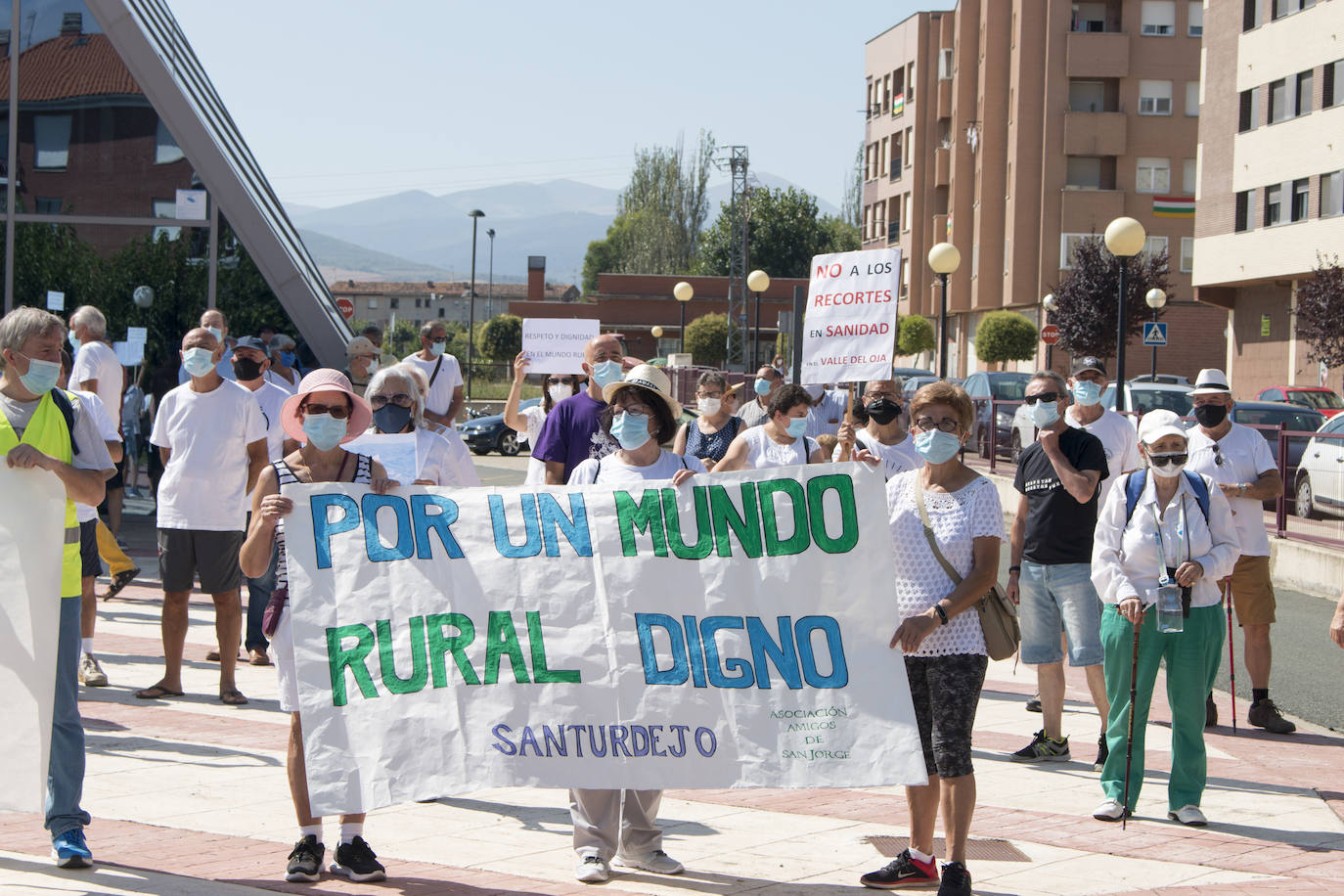 Fotos: Cerca de 300 vecinos protestan por los recortes sanitarios en Santurde, Santurdejo y Pazuengos