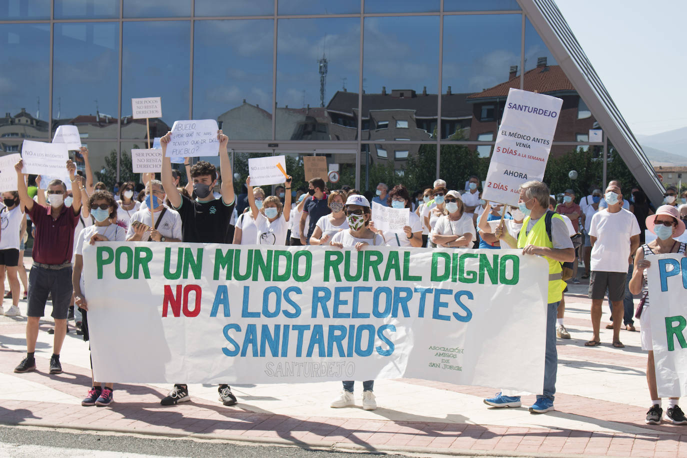 Fotos: Cerca de 300 vecinos protestan por los recortes sanitarios en Santurde, Santurdejo y Pazuengos