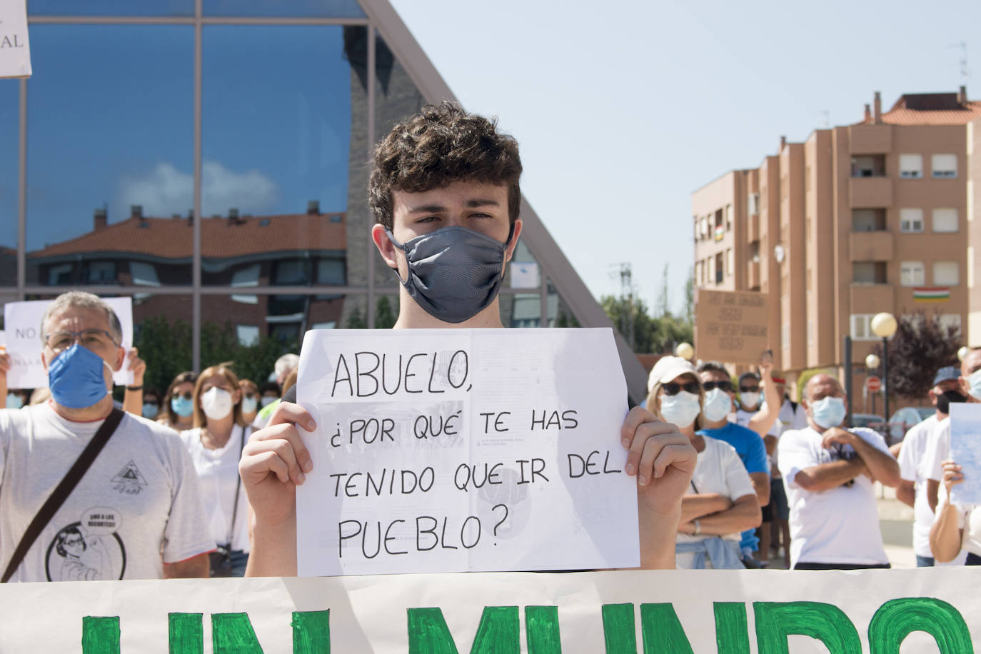 Fotos: Cerca de 300 vecinos protestan por los recortes sanitarios en Santurde, Santurdejo y Pazuengos