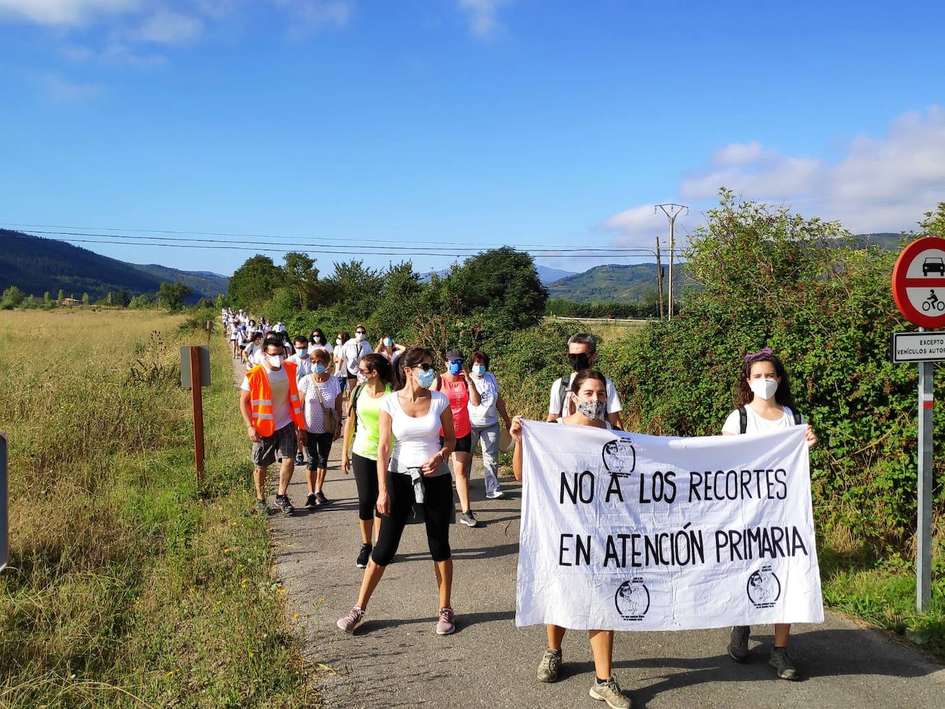 Fotos: Cerca de 300 vecinos protestan por los recortes sanitarios en Santurde, Santurdejo y Pazuengos