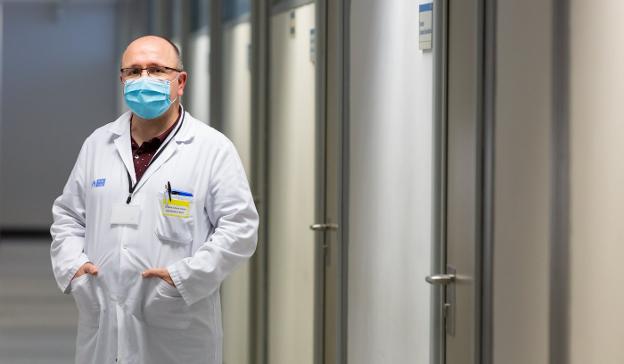 El director gerente del SERIS, Alberto Lafuente, el pasado viernes en el interior del Hospital San Pedro. 