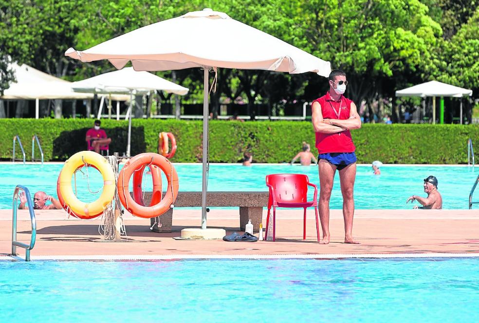 Vigilando, con material como geles y desinfectantes, y un círculo de seguridad en el suelo. 