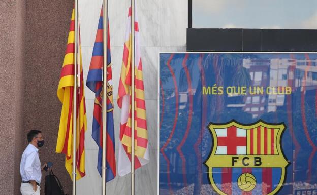 El presidente del Barcelona, Josep Maria Bartomeu, a su llegada a la sede del club. 