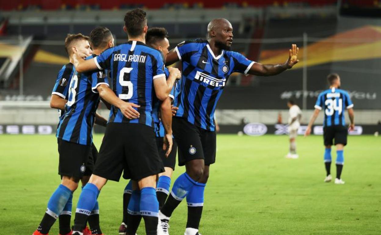 Los jugadores del Inter celebran uno de los goles de Lukaku.