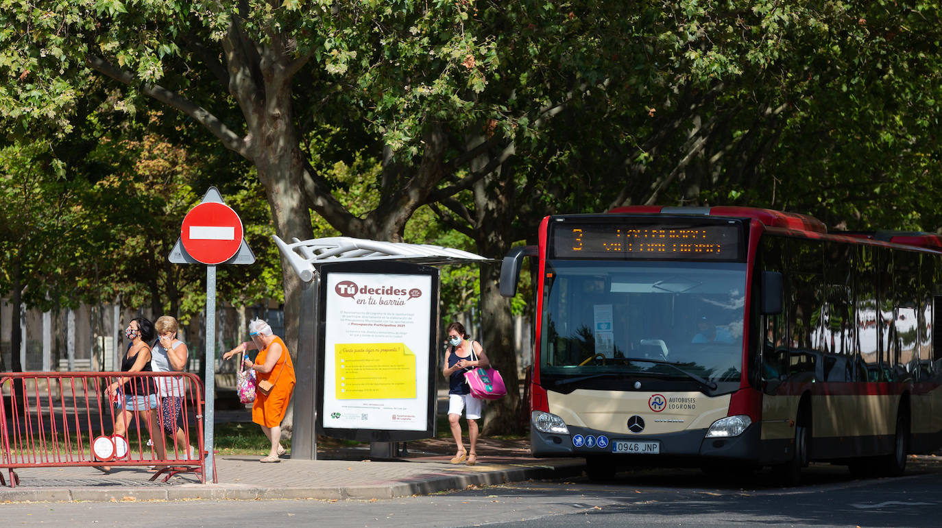 Los socorristas velan por el cumplimiento de las normas en las piscinas en un verano marcado por el coronavirus