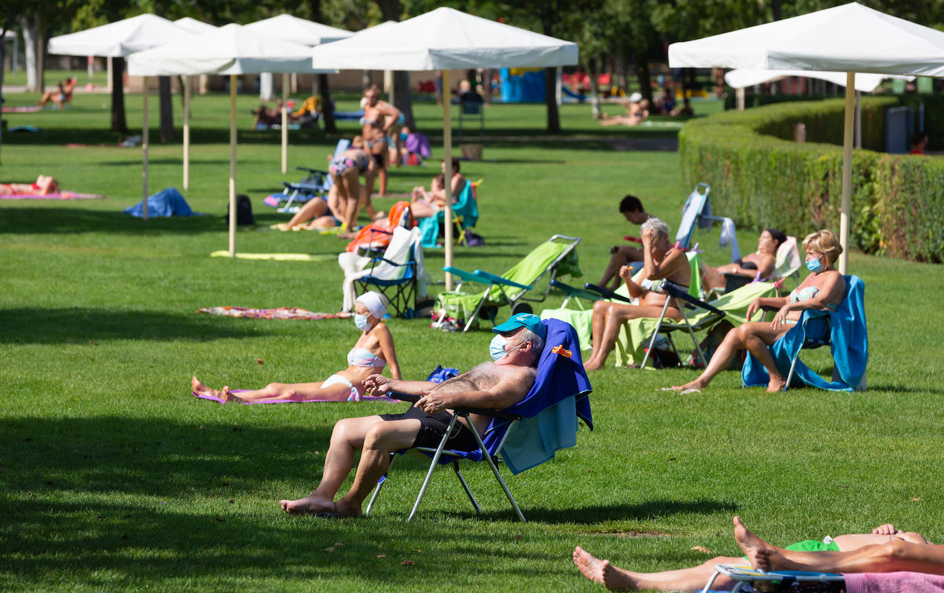 Los socorristas velan por el cumplimiento de las normas en las piscinas en un verano marcado por el coronavirus