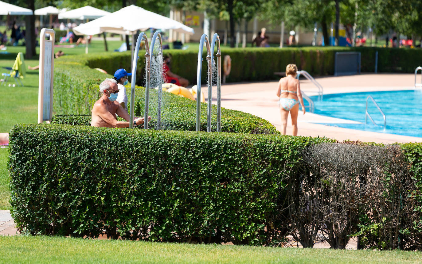 Los socorristas velan por el cumplimiento de las normas en las piscinas en un verano marcado por el coronavirus