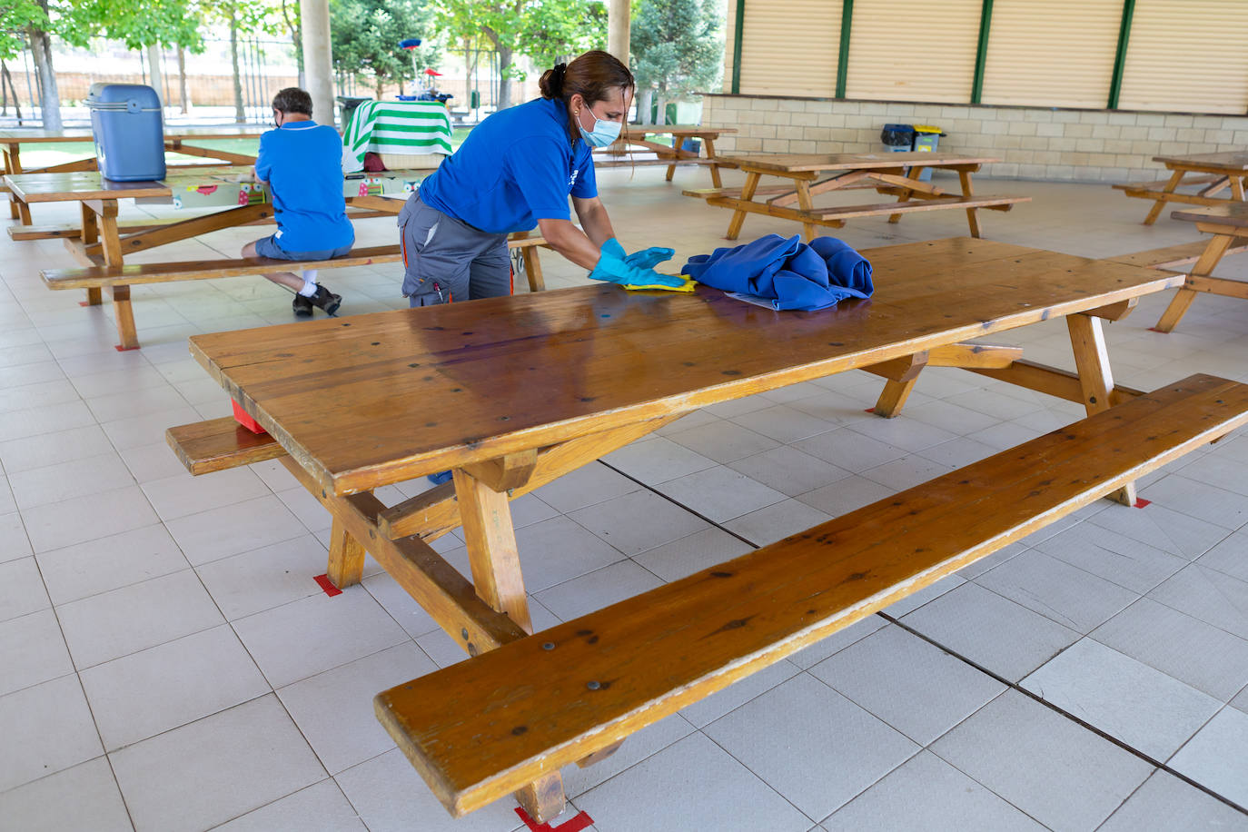 Los socorristas velan por el cumplimiento de las normas en las piscinas en un verano marcado por el coronavirus