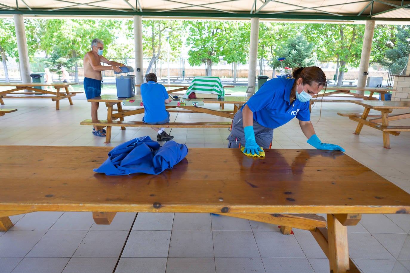 Los socorristas velan por el cumplimiento de las normas en las piscinas en un verano marcado por el coronavirus