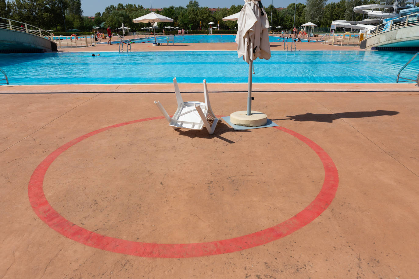 Los socorristas velan por el cumplimiento de las normas en las piscinas en un verano marcado por el coronavirus