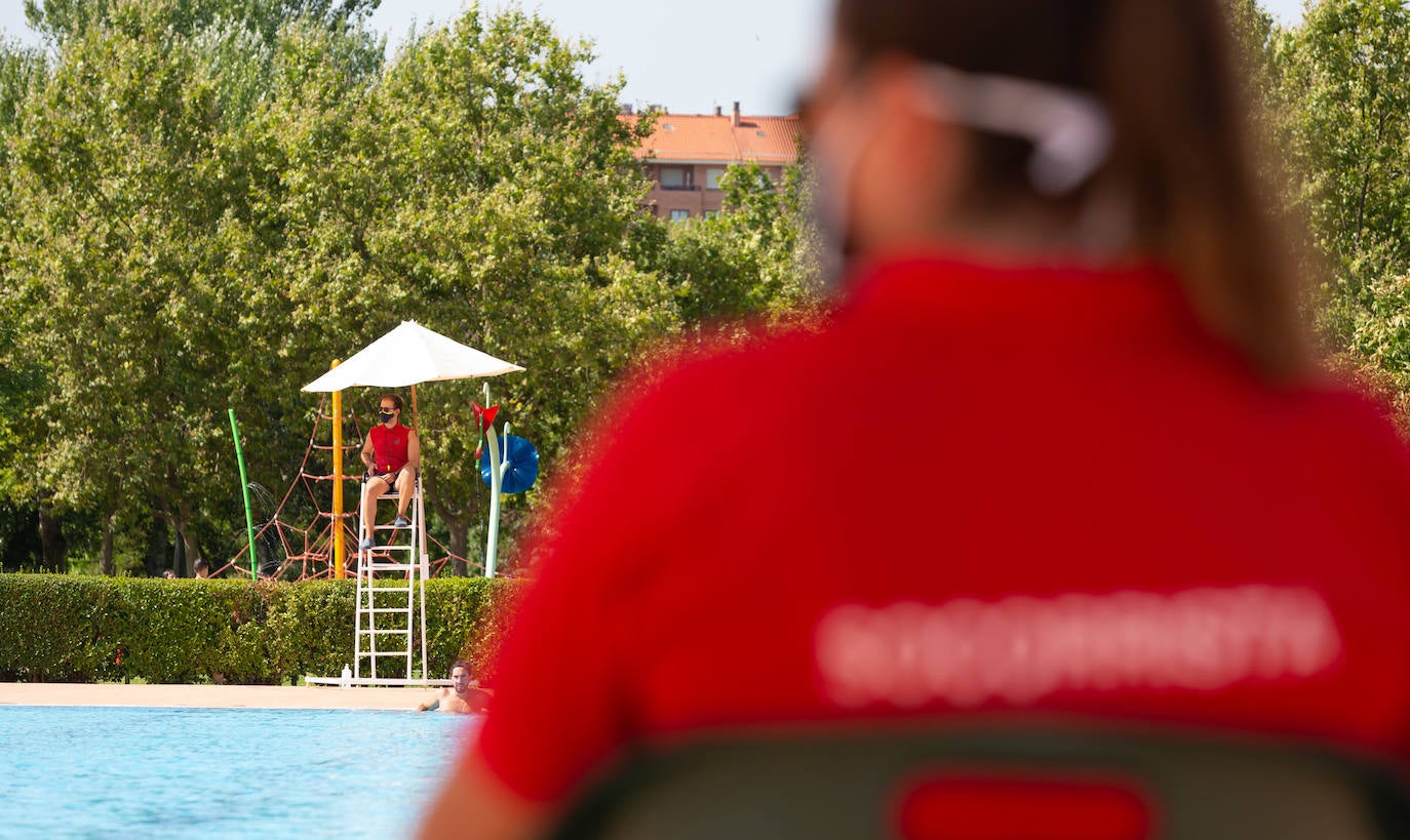 Los socorristas velan por el cumplimiento de las normas en las piscinas en un verano marcado por el coronavirus