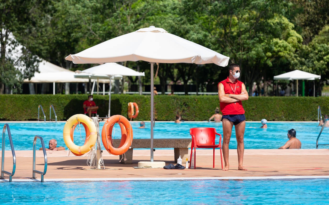 Los socorristas velan por el cumplimiento de las normas en las piscinas en un verano marcado por el coronavirus
