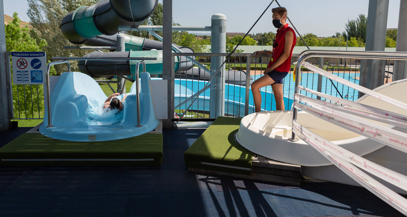 Los socorristas velan por el cumplimiento de las normas en las piscinas en un verano marcado por el coronavirus