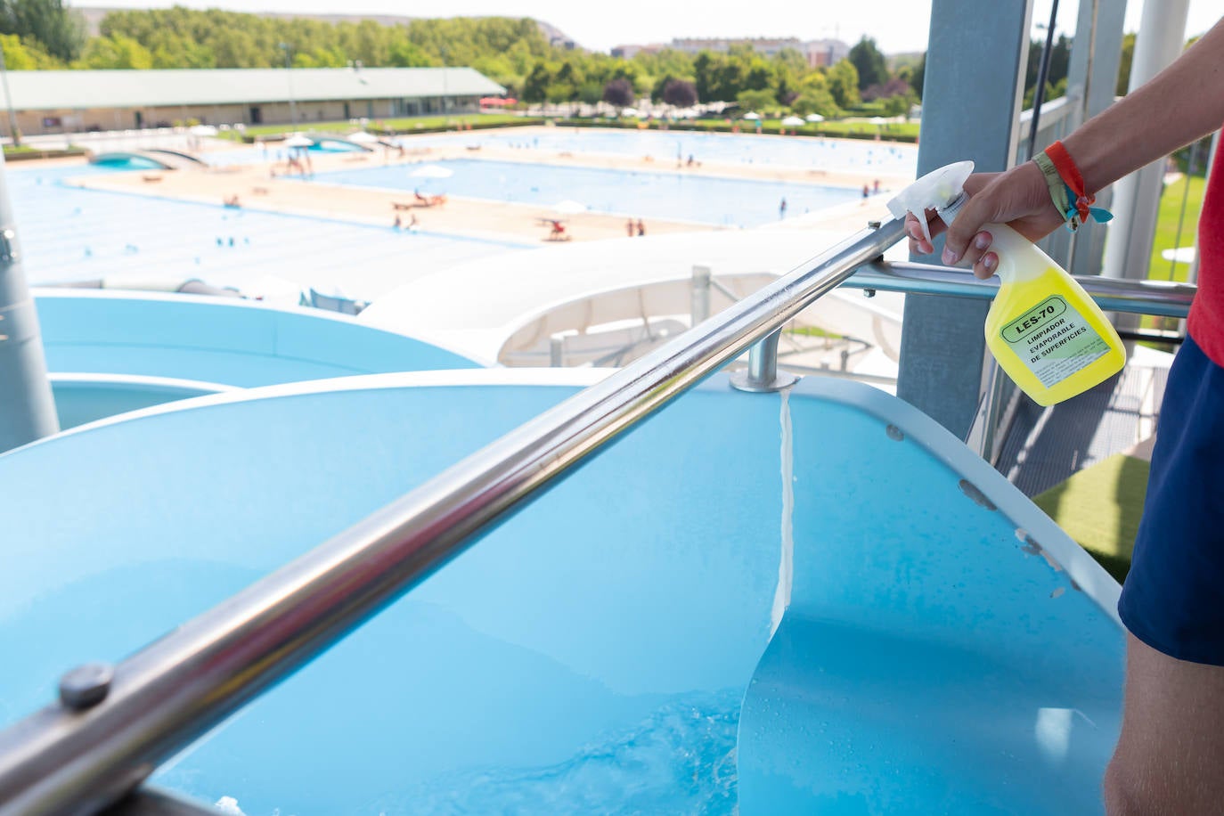 Los socorristas velan por el cumplimiento de las normas en las piscinas en un verano marcado por el coronavirus