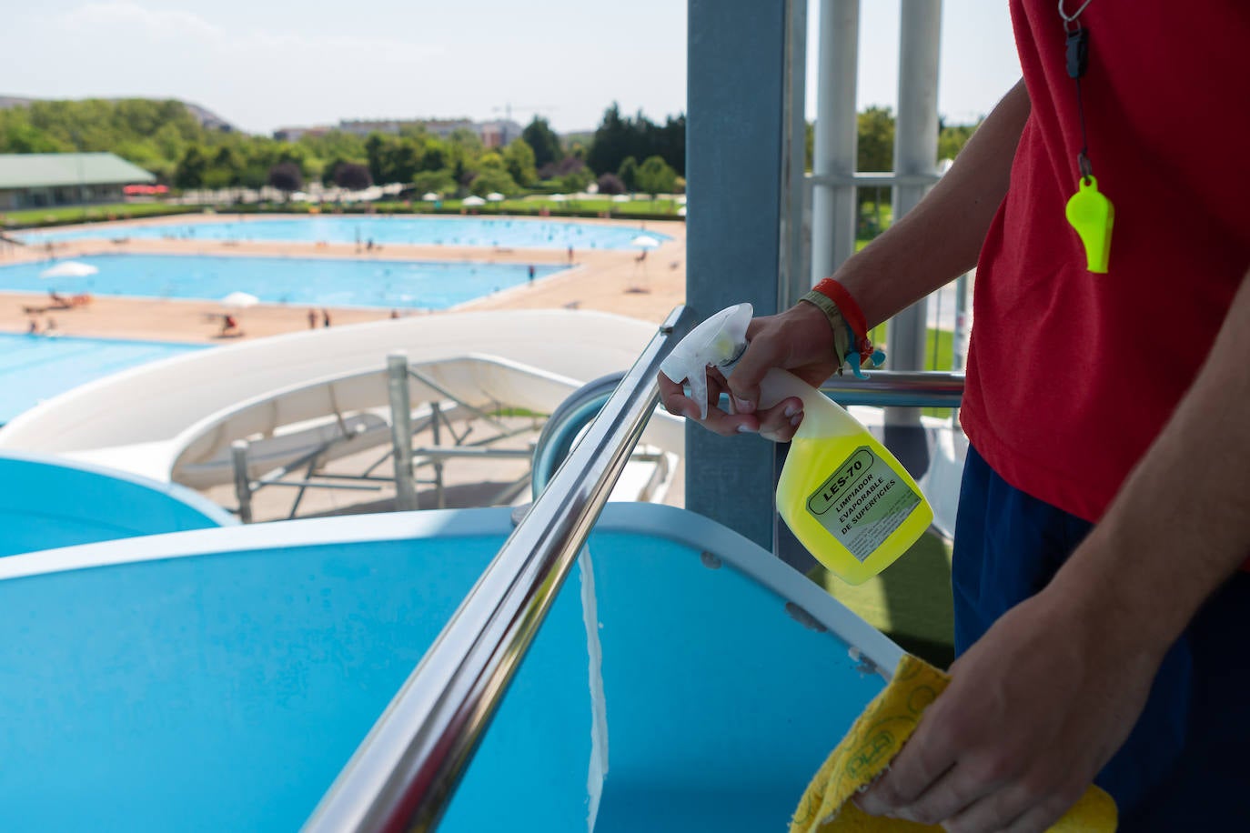 Los socorristas velan por el cumplimiento de las normas en las piscinas en un verano marcado por el coronavirus