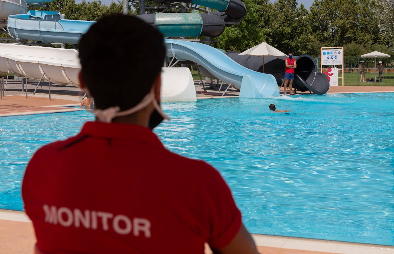 Los socorristas velan por el cumplimiento de las normas en las piscinas en un verano marcado por el coronavirus