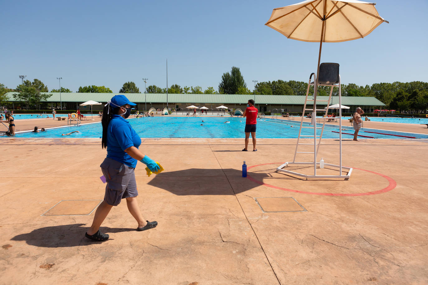 Los socorristas velan por el cumplimiento de las normas en las piscinas en un verano marcado por el coronavirus