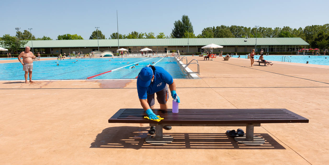 Los socorristas velan por el cumplimiento de las normas en las piscinas en un verano marcado por el coronavirus